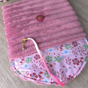 Housse pochette personnalisée pour liseuse en tissu avec breloque, fait main Sud Ouest France.