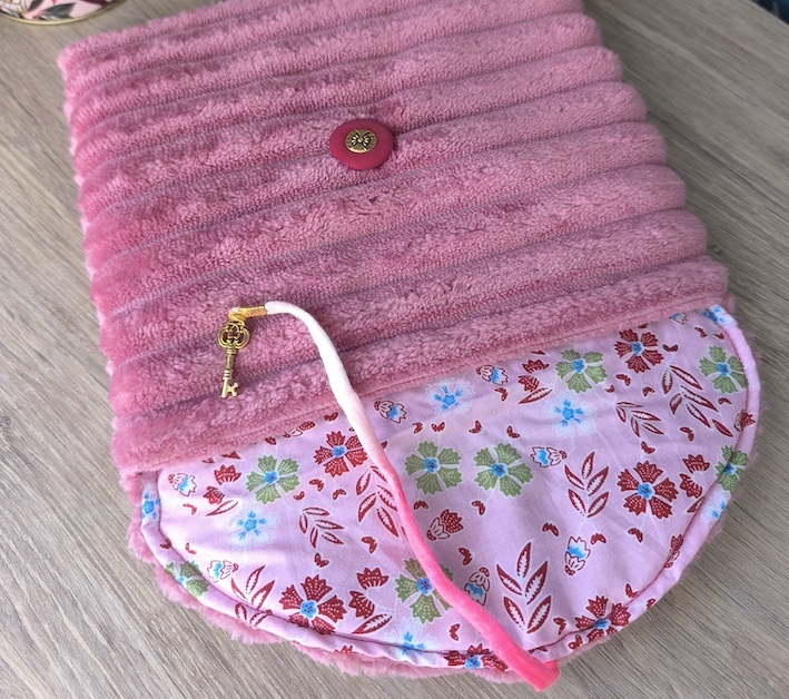 Housse pochette personnalisée pour liseuse en tissu avec breloque, fait main Sud Ouest France.